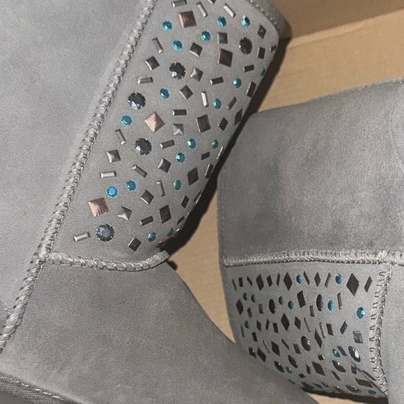 UGG CLASSIC SHORT STUD II CHARCOAL - Picture 7 of 10